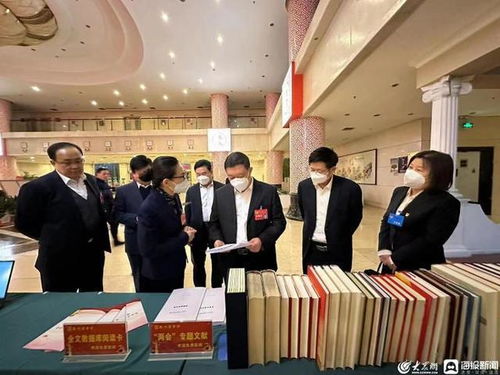 滕州市圖書館首次走進(jìn)兩會現(xiàn)場，提供專業(yè)文獻(xiàn)信息咨詢服務(wù)
